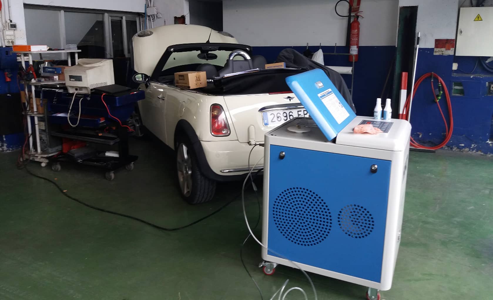 Proceso de descarbonización de un coche en el taller Autoreparaciones Lantegui