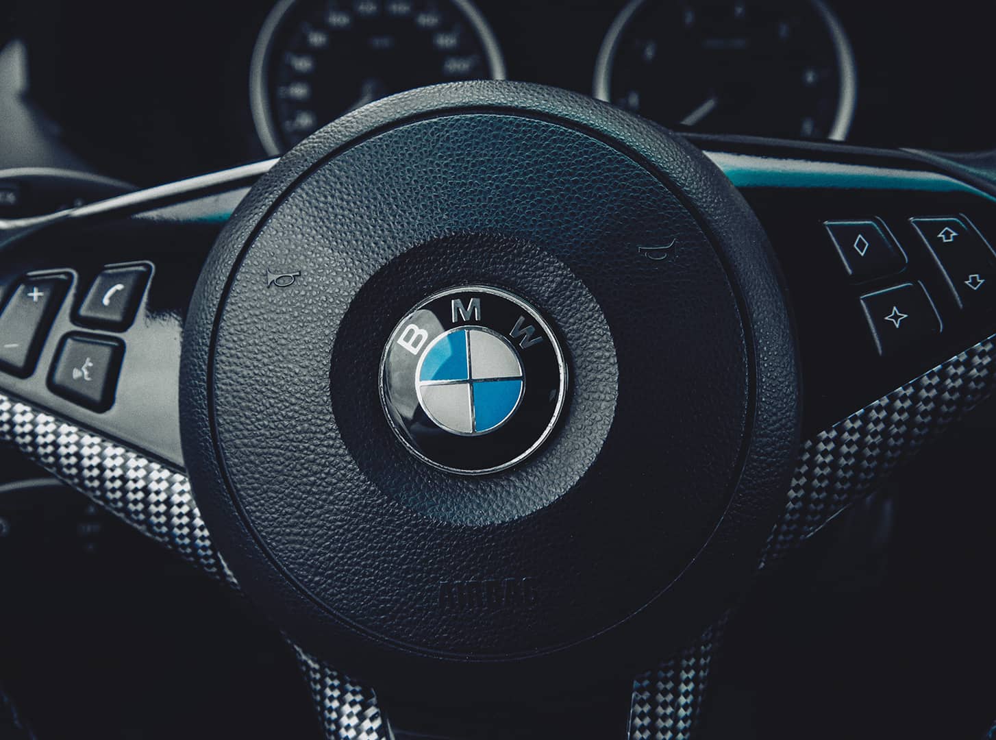 Detalle del logotipo de BMW en el volante de un coche